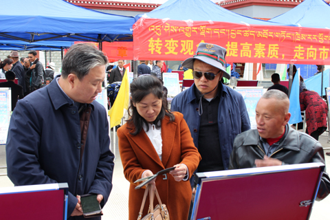  图为山南市副市长张福臣出席残疾人专场招聘会